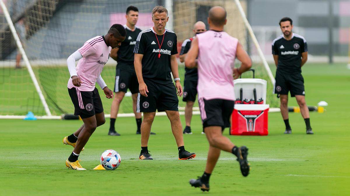 El entrenador del Inter Miami, Phil Neville, en el centro, observa cómo los jugadores realizan ejercicios en el Centro de Entrenamiento del Inter Miami CF en Fort Lauderdale, Florida, el viernes 14 de mayo de 2021.