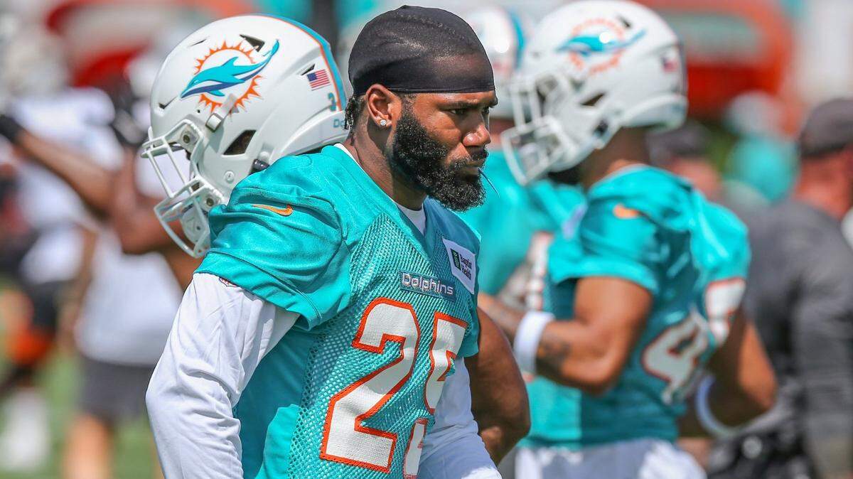 El cornerback de los Dolphins, Xavien Howard (25), participa en la práctica del sábado 31 de julio de 2021 en el Baptist Health Training Complex en Miami Gardens.