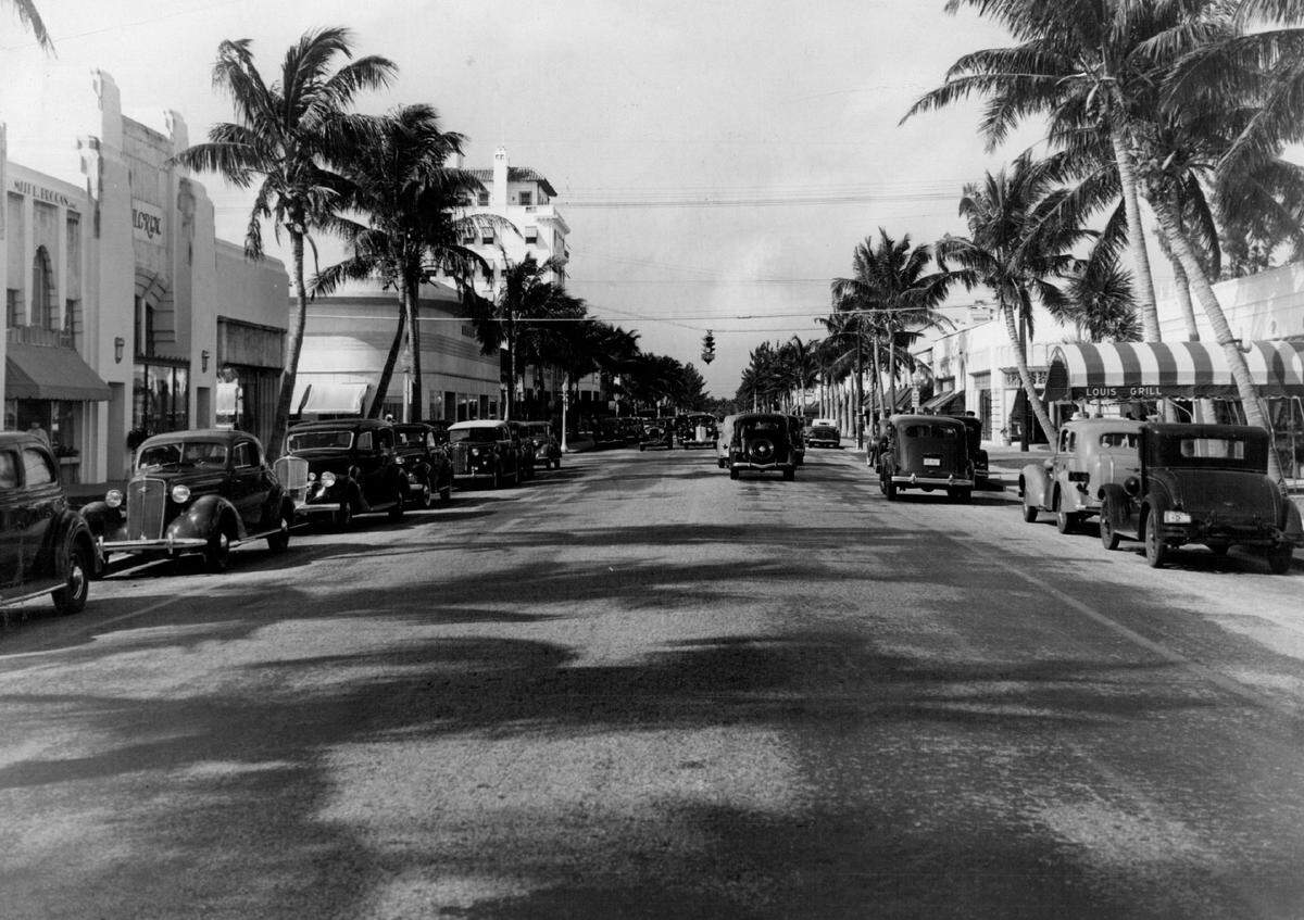 Looking west on Lincoln Road in the 1940s.