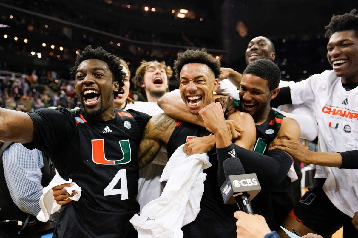 Los jugadores de los Huracanes de Miami celebran luego de derrotar este domingo 88-81 a los Texas Longhorns, los sembrados más altos que quedaban en el torneo (segundo).