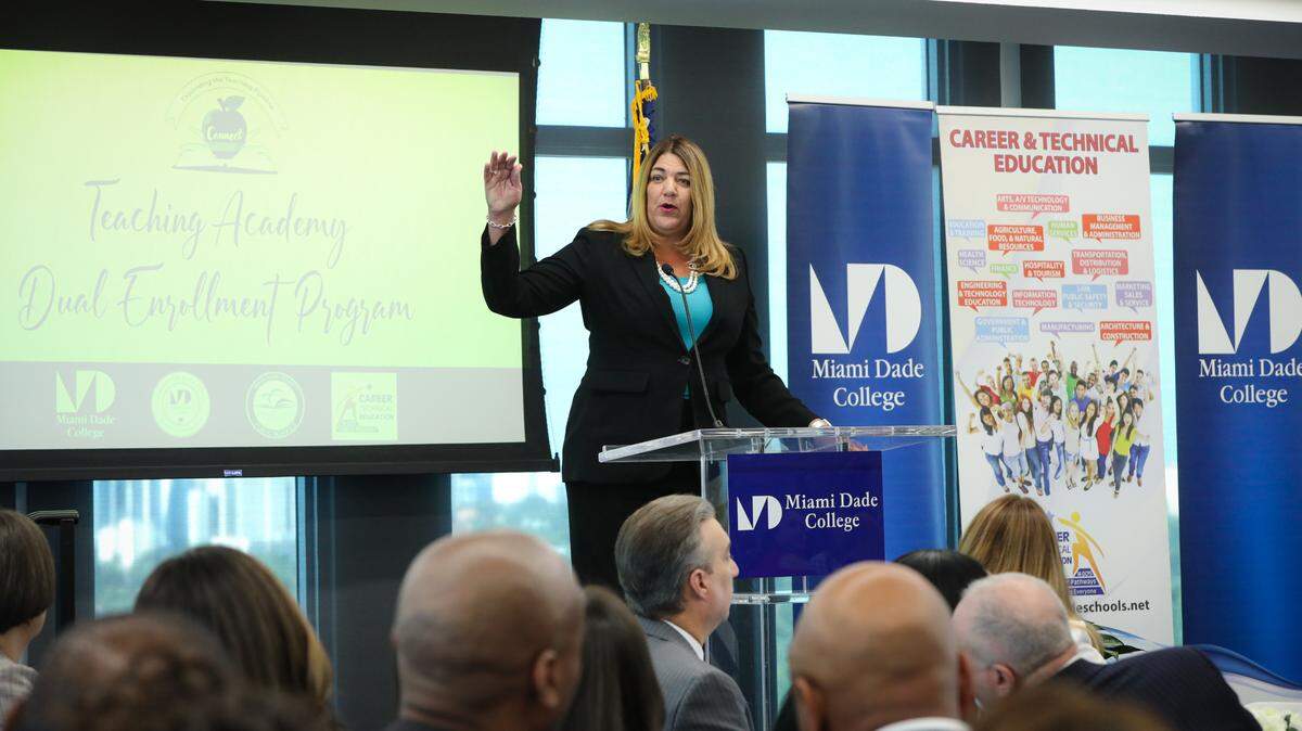 Madeline Pumariega, presidenta de Miami Dade College, agradece a los directores, maestros y administradores por asistir al lanzamiento del Programa de Inscripción Doble de la Academia de Enseñanza, una posible solución a la escasez de maestros en el sur de Florida, en el campus Eduardo J. Padrón de la universidad en la Pequeña Habana. el martes, 13 de junio de 2023.