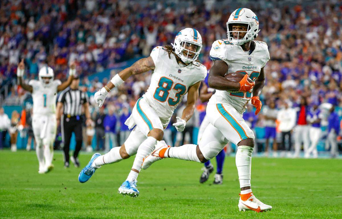 Miami Dolphins running back De’Von Achane (28) runs in to score in the second quarter against the Buffalo Bills at Hard Rock Stadium in Miami Gardens on Sunday, January 7, 2024.