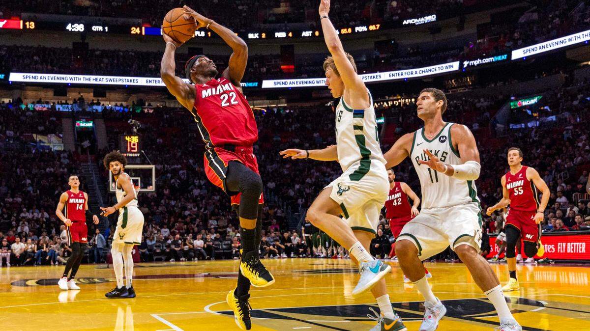 El delantero del Miami Heat, Jimmy Butler (22), intenta un tiro de salto sobre el escolta de los Milwaukee Bucks, AJ Green (20), durante la primera mitad de un partido de la NBA en el Kaseya Center el martes 26 de noviembre de 2024, en Miami, Florida.