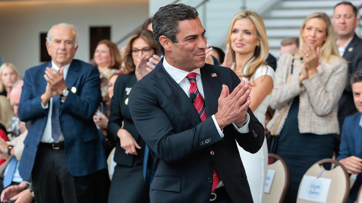 El alcalde de Miami, Francis Suárez. saluda al público mientras es llamado al podio antes de su primer discurso como candidato a la nominación presidencial republicana de 2024, en un acto celebrado el 15 de junio de 2023 en Simi Valley, California.