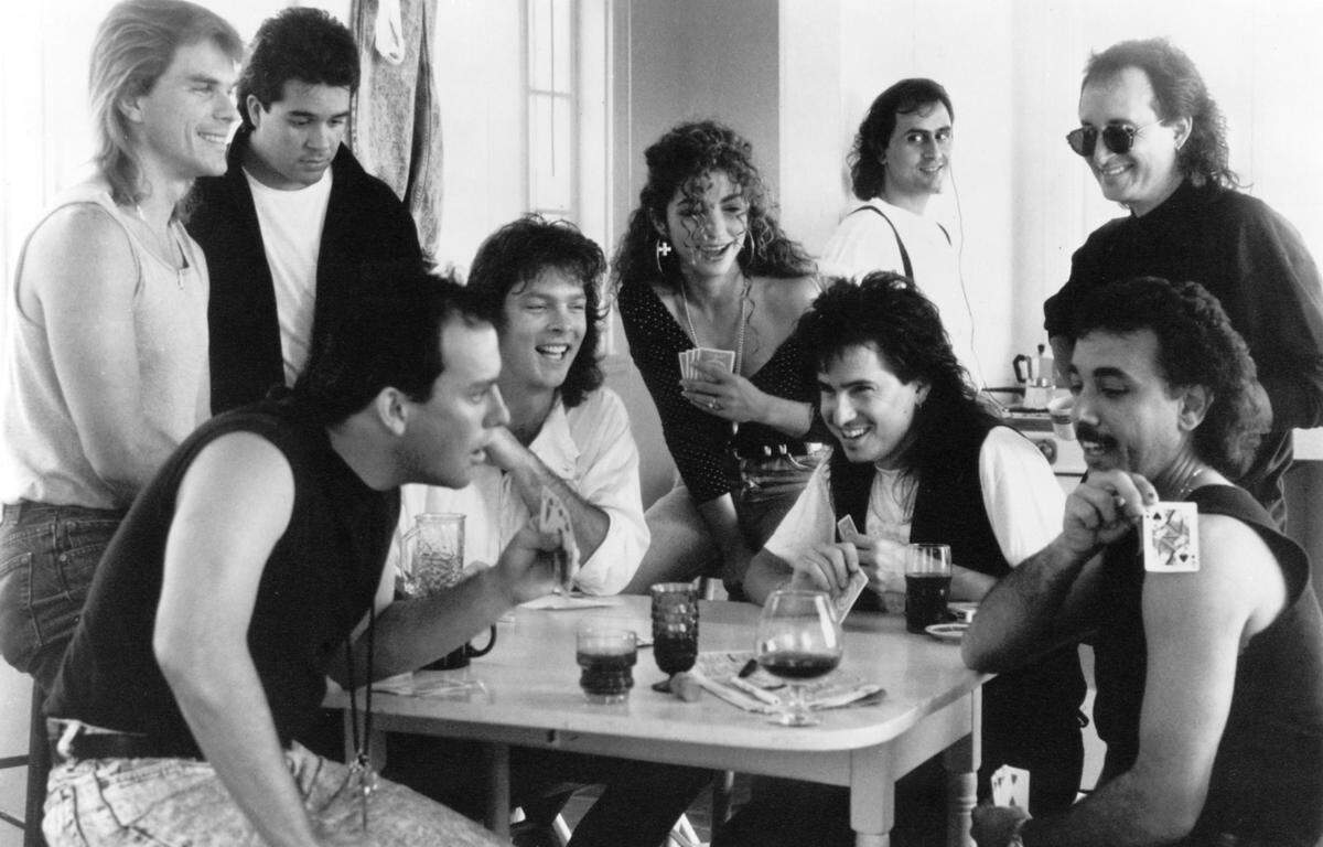 Gloria Estefan (centro) con miembros de su banda Miami Sound Machine en 1989 en una foto de archivo de Estefan Enterprises.
