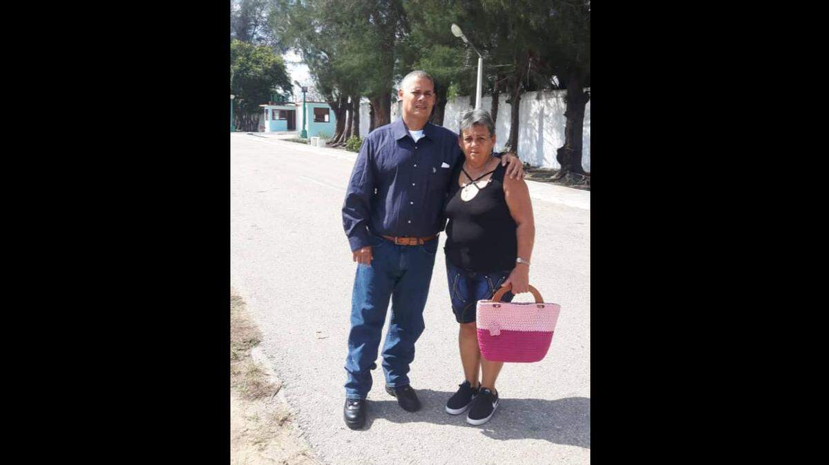 Cuban political prisoner Humberto Eladio Real Suárez and his mother outside a prison in Matanzas, after he was released Thursday.