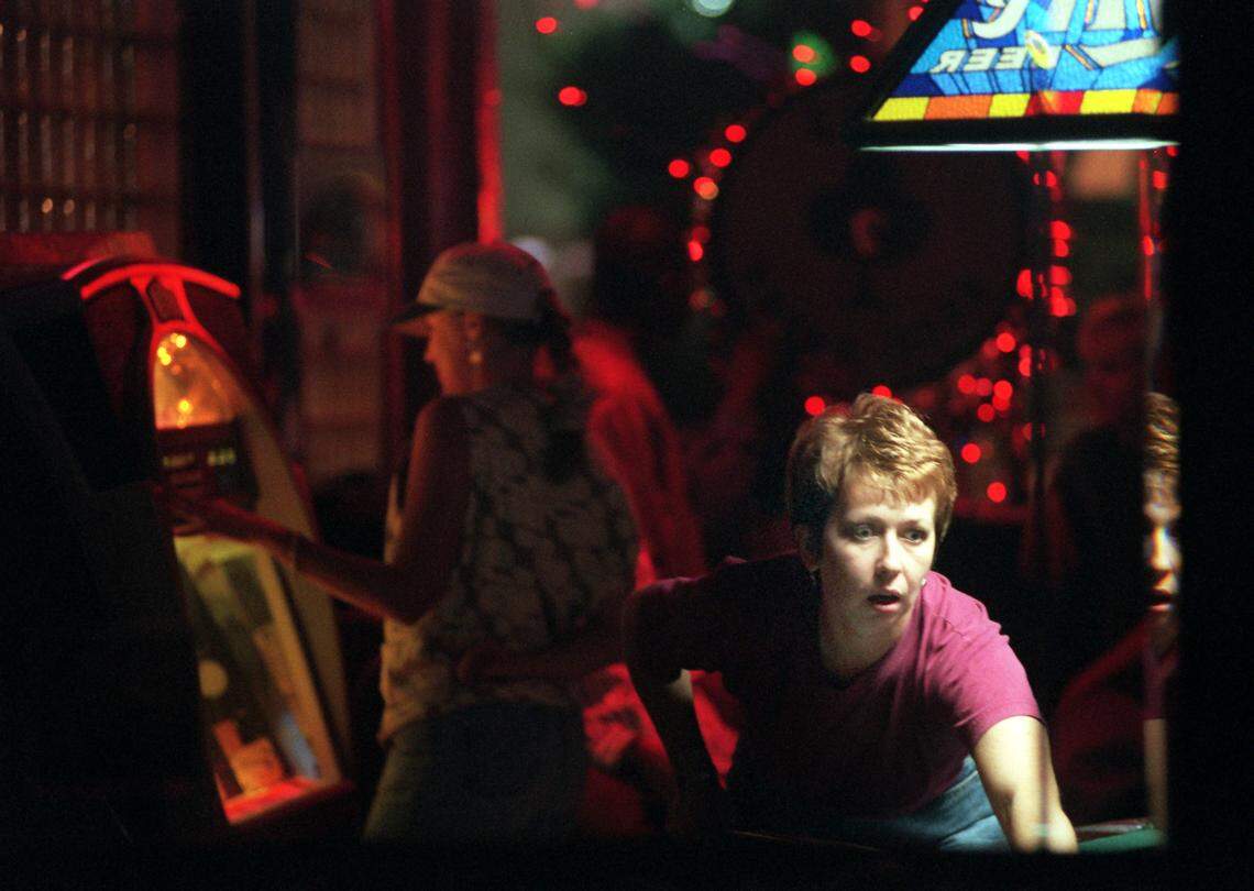 12/14/95 latenight for living photo by Liu Xin ---- Irene Dobranskaya (last name need to be checked) loses the game while playing pool at Mac’s Club Deuce.