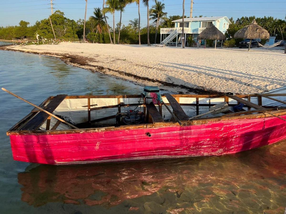Una embarcación roja de fabricación casera que transportaba migrantes está en la orilla de Long Key en los Cayos de la Florida, el martes 7 de marzo de 2023. La Patrulla Fronteriza de EEUU dice que 17 hombres procedentes de Cuba llegaron en la embarcación.