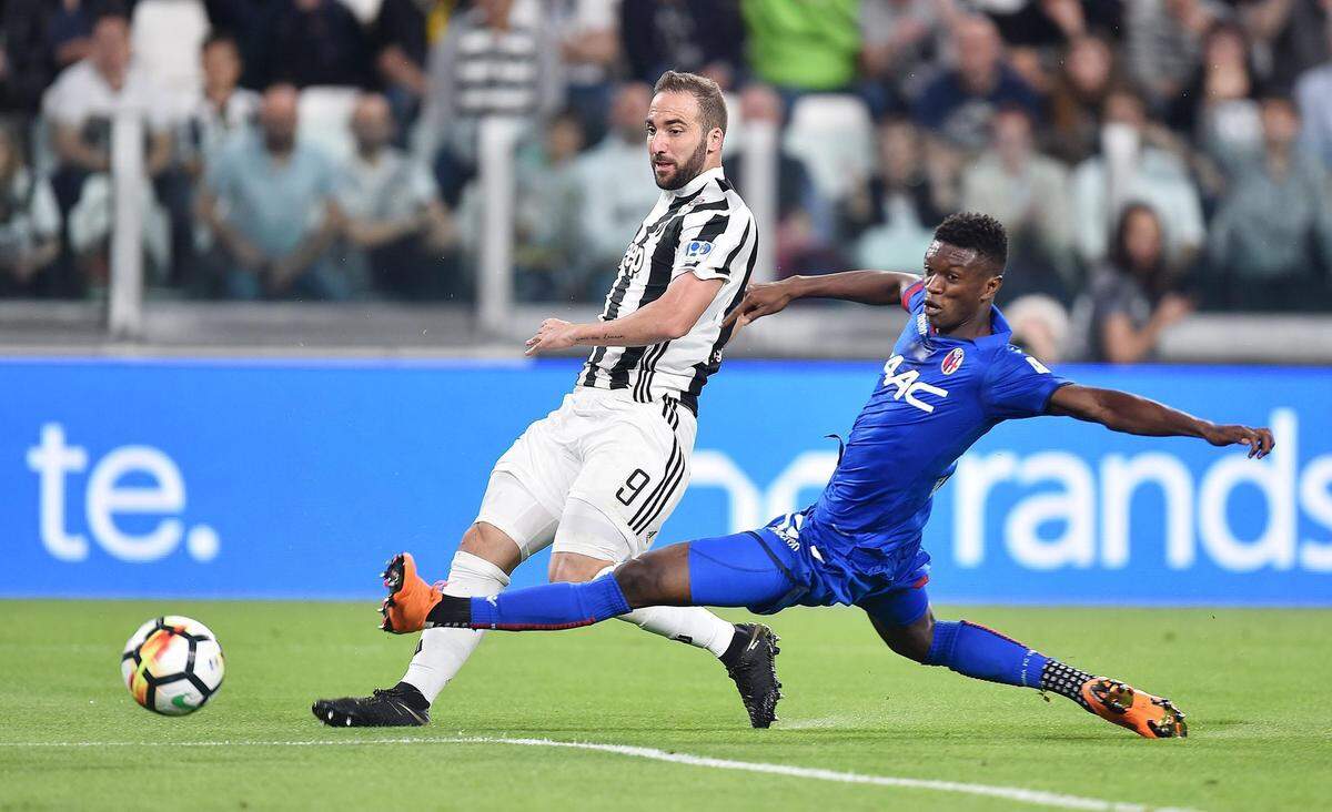 Juventus’ Gonzalo Higuain, left, and Bologna’s Ibrahima Mbaye vie for the ball during the Italian Serie A soccer match between Juventus and Bologna at the Allianz Stadium in Turin, Italy, Saturday, May 5, 2018