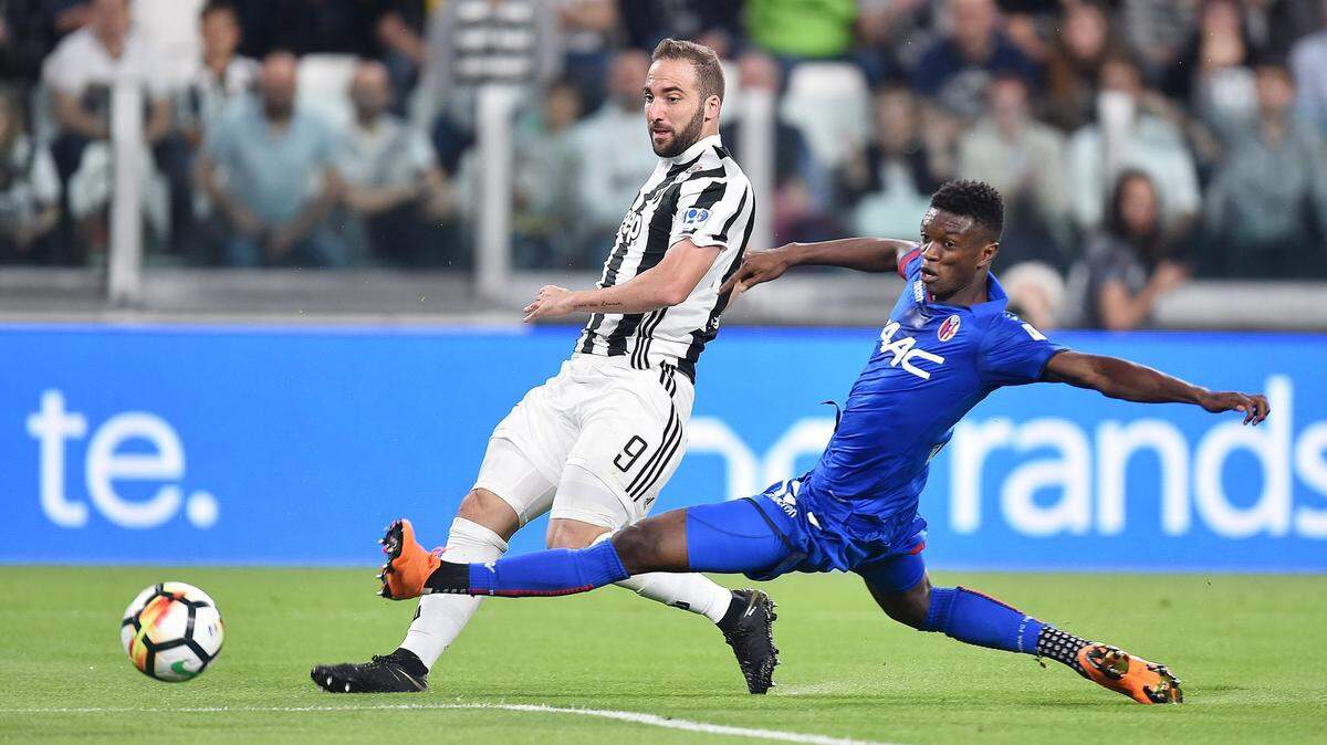 Juventus’ Gonzalo Higuain, left, and Bologna’s Ibrahima Mbaye vie for the ball during the Italian Serie A soccer match between Juventus and Bologna at the Allianz Stadium in Turin, Italy, Saturday, May 5, 2018 (Alessandro Di Marco/ANSA via AP)