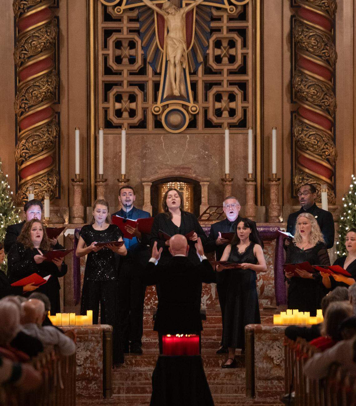 Members of Seraphic Fire will perform their candlelight series of choral concerts.