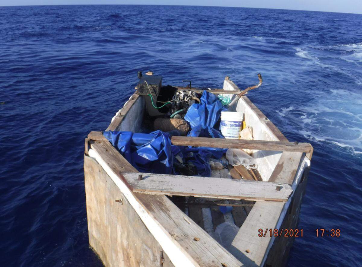 La embarcación rústica flota a unas 54 millas al sur de Cayo Hueso, Florida, el 18 de marzo de 2021. La tripulación del guardacostas Charles Sexton interceptó la embarcación rústica y repatrió a los 17 migrantes a Cuba.
