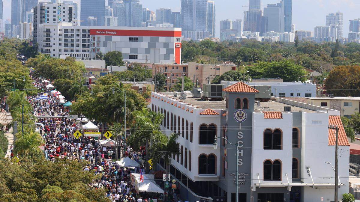 Cubanos en el exilio de Miami. El domingo 12 de marzo de 2023, con el horizonte de Brickell como telón de fondo, cientos de miles de asistentes al festival caminan de este a oeste por SW 8th Street durante el evento principal del Carnaval Miami, creado por cubanos en Miami.
