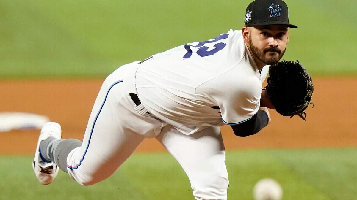 El lanzador abridor de los Marlins de Miami, Pablo López, lanza durante el tercer inning de un partido de béisbol contra los Filis de Filadelfia, el viernes 15 de abril de 2022, en Miami.
