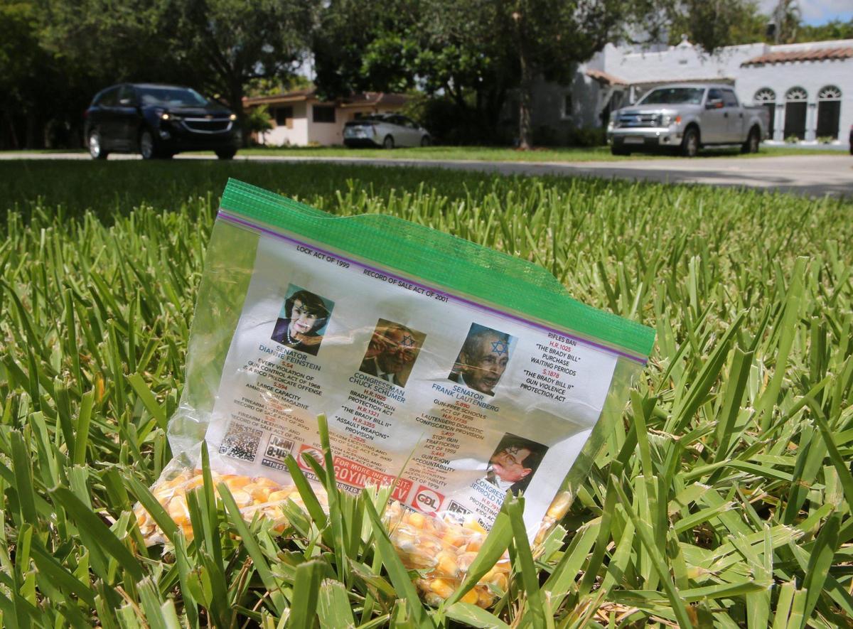 Varios panfletos antisemitas fueron encontrados en Coral Gables, incluyendo en Granada Boulevard, el pasado junio. 