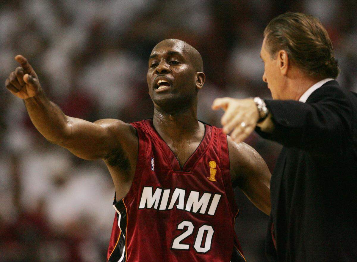 Miami’s Gary Payton, left, talks to Coach Pat Riley on the sidelines during first quarter of the Heat’s 2006-2007 season opener against the Chicago Bulls at AmericanAirlines Arena.