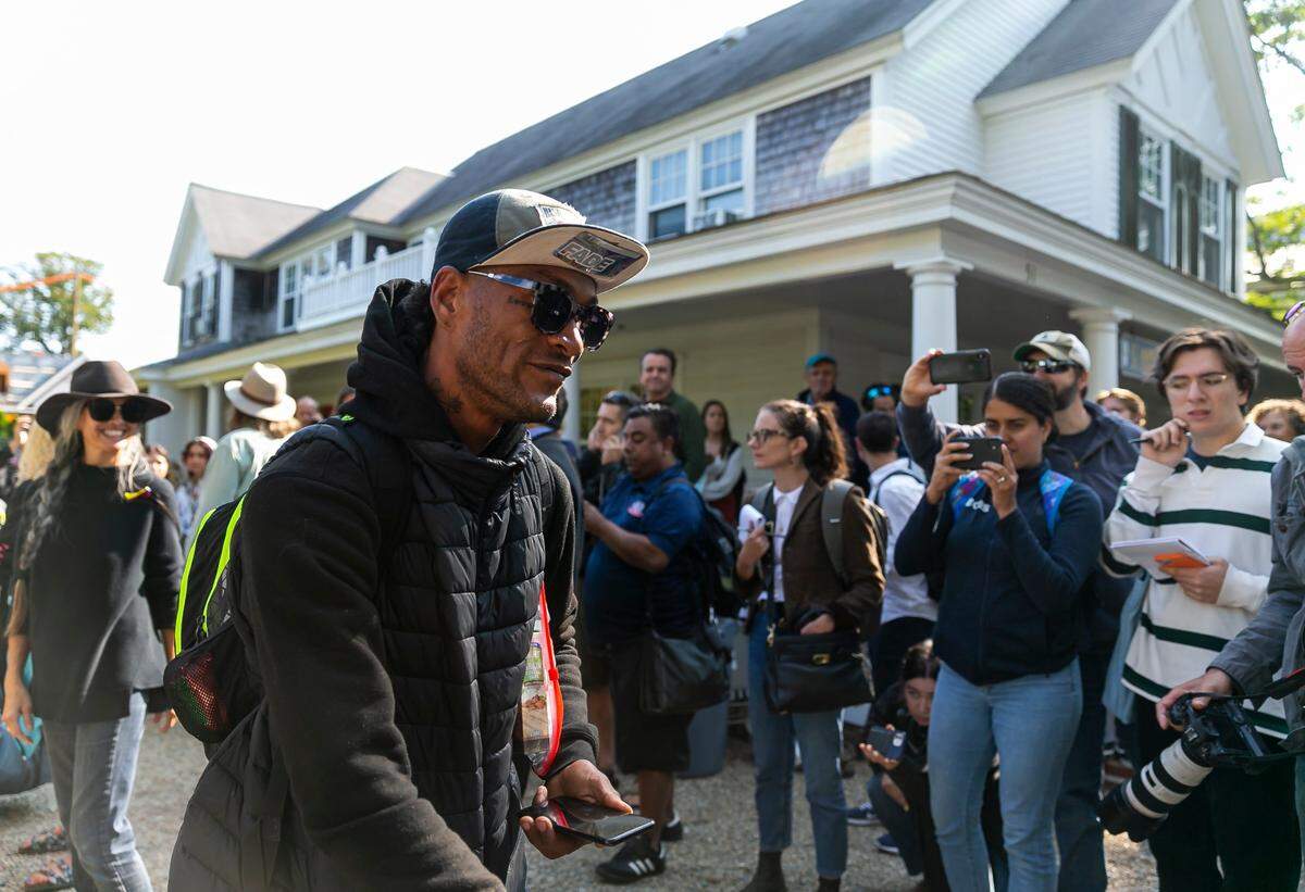 Un grupo de 48 migrantes fue trasladado en avión a la isla desde Texas a principios de esta semana, dejándolos varados. Ahora están siendo trasladados a una base militar en Cape Cod.