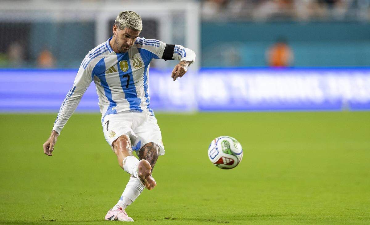 Argentina midfielder Rodrigo De Paul (7) takes a free kick against Venezuela in the second half of their friendly soccer match at Hard Rock Stadium on Friday, Oct. 10, 2025, in Miami Gardens, Fla.