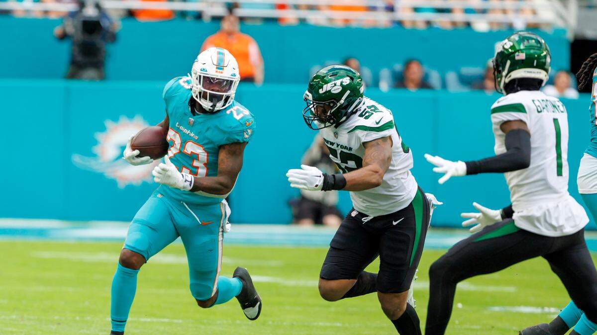 Los Dolphins volvieron a firmar por dos temporadas a Jeff Wilson Jr. (izq.), una transacción que permite traer de vuelta a un running back que dio un impulso a su ofensiva la temporada pasada. 