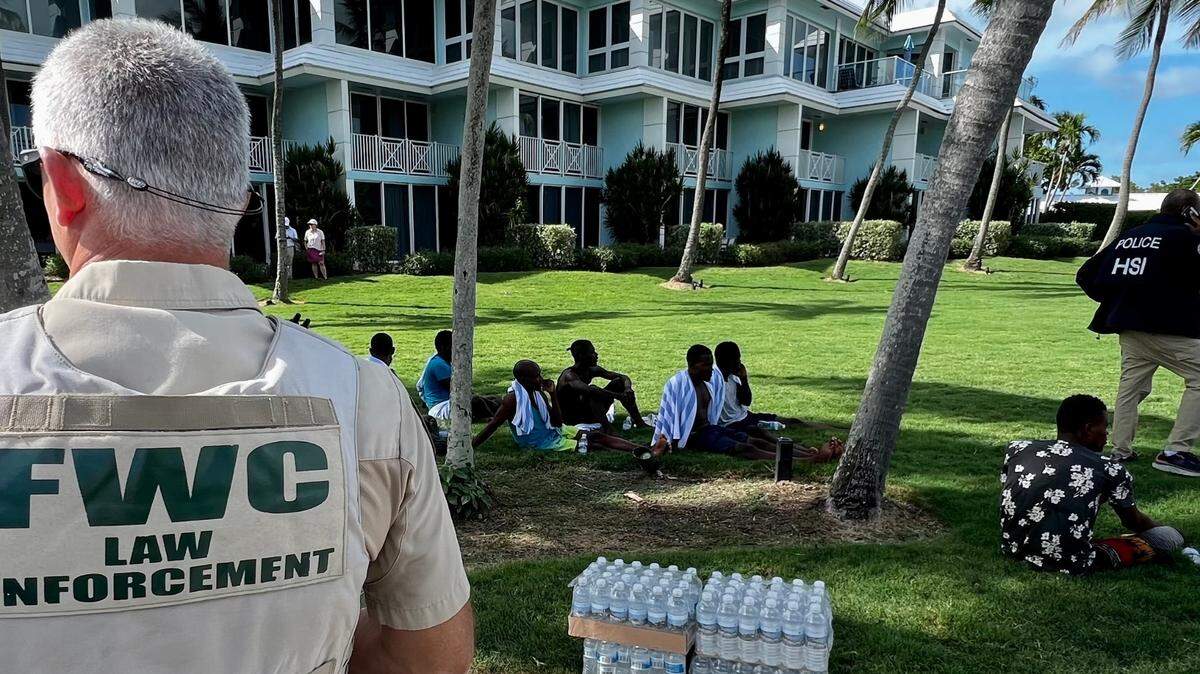 Un agente de la FWC  vigila a migrantes en los terrenos de la comunidad de Ocean Reef en el norte de Cayo Largo el 6 de agosto de 2022.