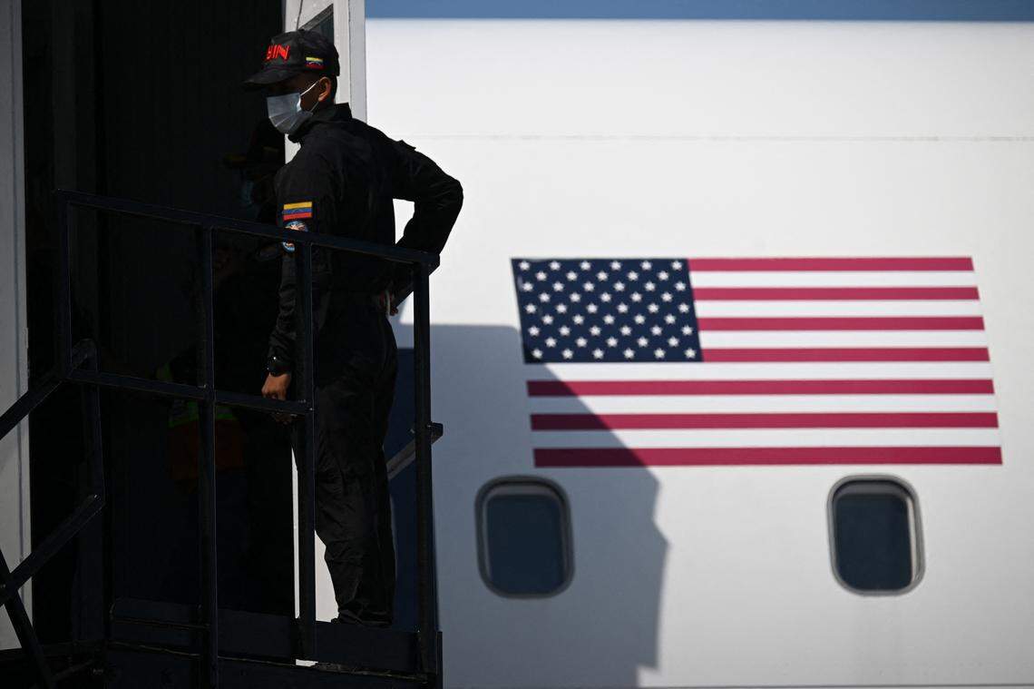 Un agente del Servicio Bolivariano de Inteligencia Nacional se encuentra en la pasarela de embarque junto a un avión de Eastern Airlines que transporta migrantes venezolanos deportados de Estados Unidos en el Aeropuerto Internacional Simón Bolívar en Maiquetía, Venezuela, el 16 de enero de 2026. 