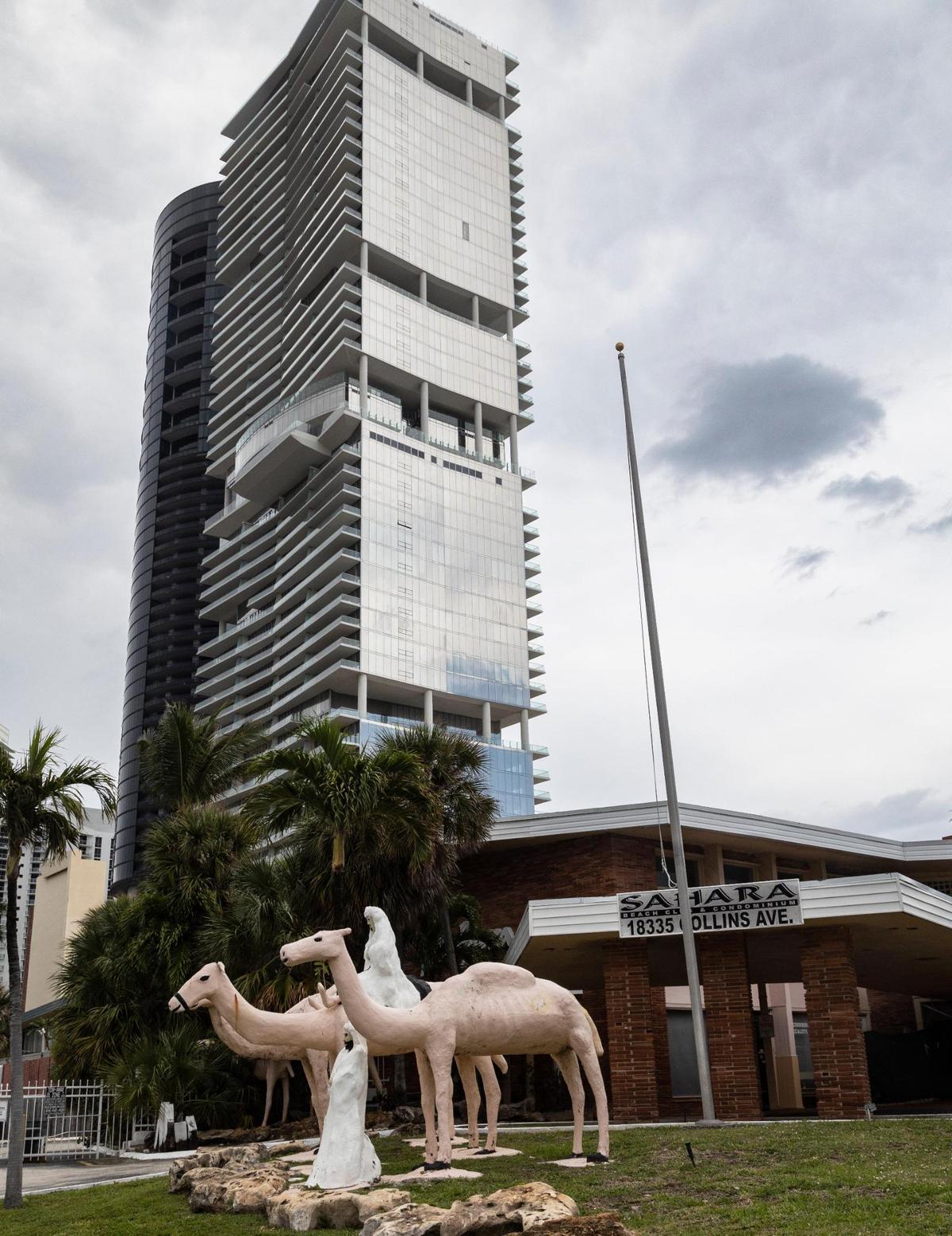 Los rascacielos que ahora definen Sunny Isles Beach se ciernen sobre uno de los últimos miembros de la Hilera de moteles, el vacío Sahara. La ciudad fue transformada por el dinero y los emigrantes de Rusia, Ucrania y otros países del Este.