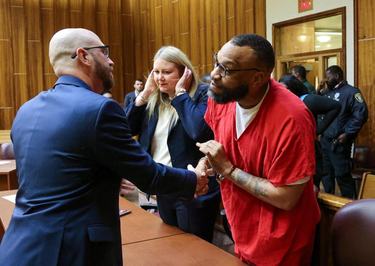 Miami convicted murderer Corey Smith, center, thanks his attorney Craig Whisenhunt after Miami-Dade prosecutors vacated his four Death Row murder convictions in exchange for him pleading guilty to several counts of second-degree murder and manslaughter, Courtroom 4-1 at the Richard E. Gerstein Justice Building in Miami, Florida, on Wednesday, Feb. 5, 2025. Left to right: Whisenhunt, attorney Allison Miller and Smith.