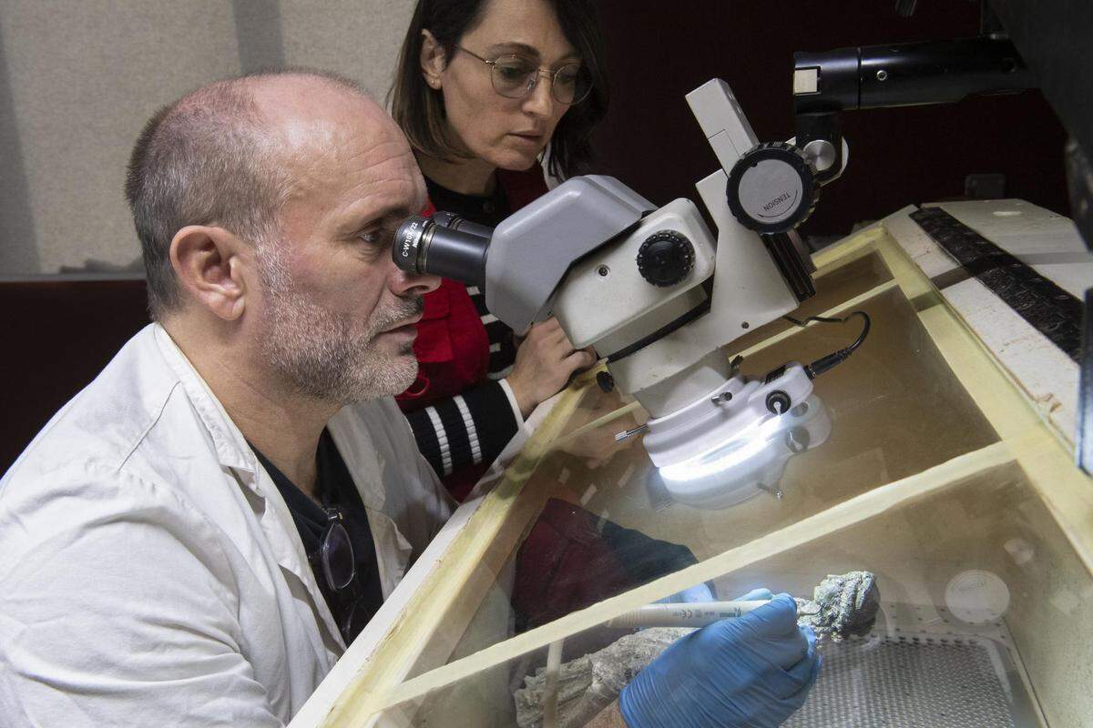 Archaeologists worked to restore decorations from inside a second-century Roman home found in France.