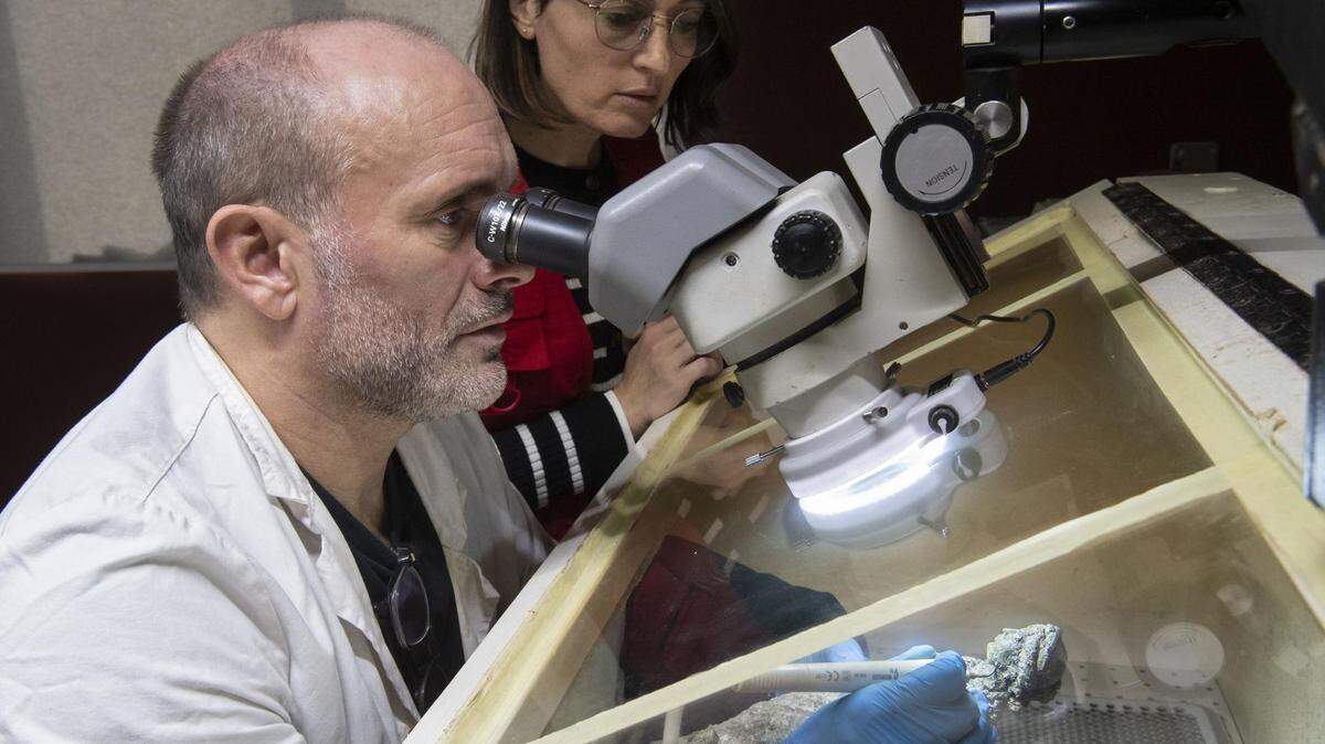 Archaeologists worked to restore decorations from inside a second-century Roman home found in France.