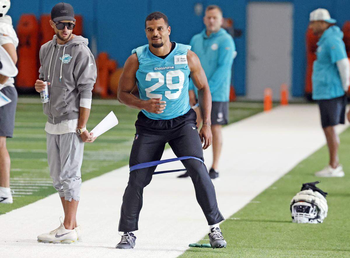 Miami Dolphins head coach Mike McDaniel watches safety Minkah Fitzpatrick (29) work out during practice at the Miami Dolphins Training Camp in Miami Gardens, Florida, on Tuesday, August 26, 2025.