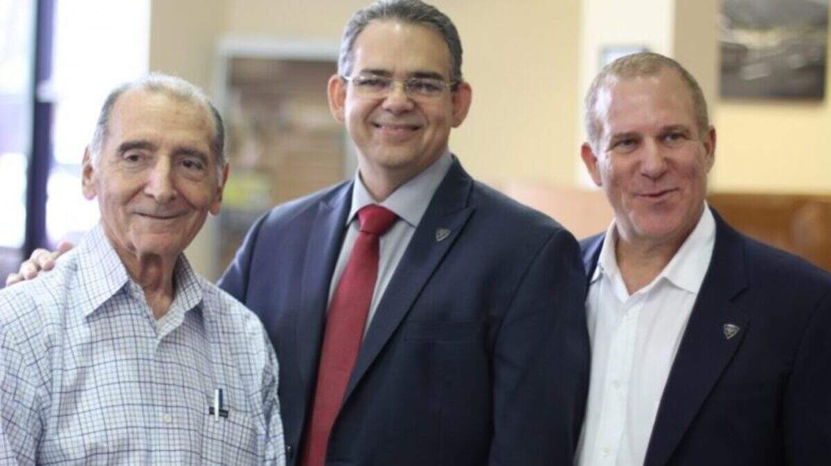 Manuel “Manolo” Villamañan, left, with Oliver Mayoral, General Manager of South Motors Infiniti, center; and Jonathan Chariff, CEO South Motors Group.