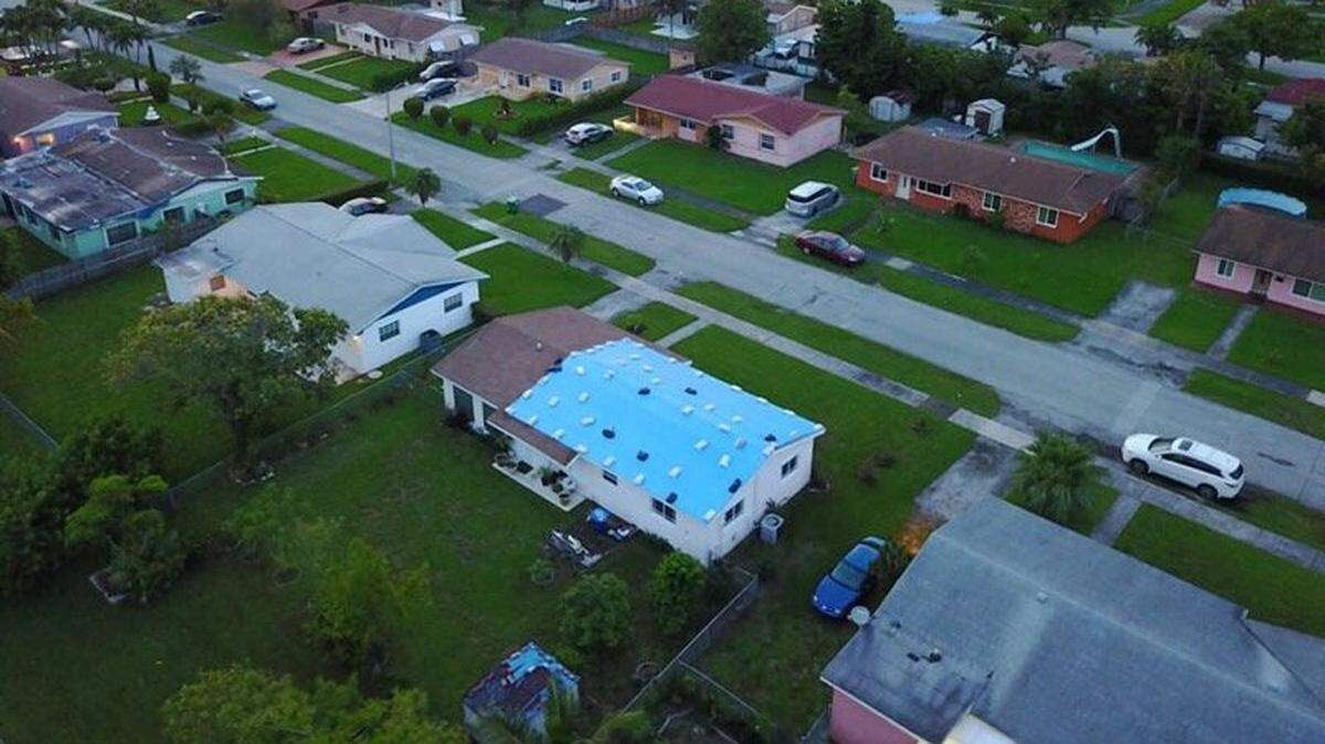 Viviendas con daños en los tejados en Miami Gardens luego del paso del huracán Irma.