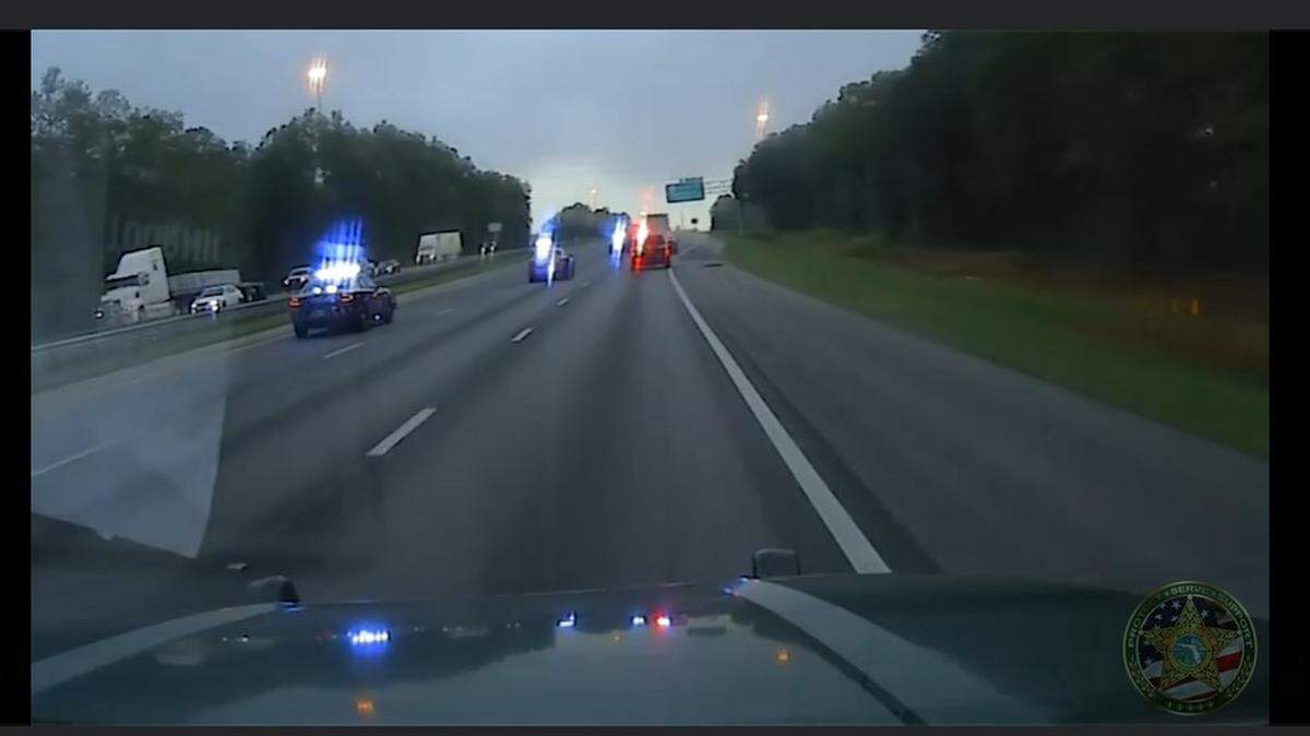 La grabación de una cámara de seguridad de un sospechoso que robó un vehículo mientras es perseguido por la policía en la Florida.