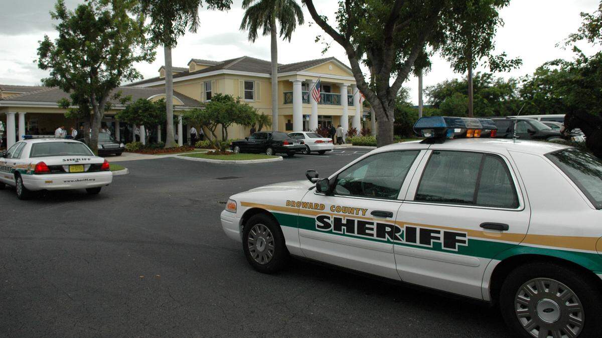 Las autoridades del Condado Broward y de Plantation buscan a un hombre por un delito grave.