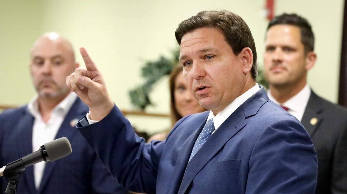 El gobernador Ron DeSantis habla en una conferencia de prensa el 28 de marzo de 2022 en Shady Hills.