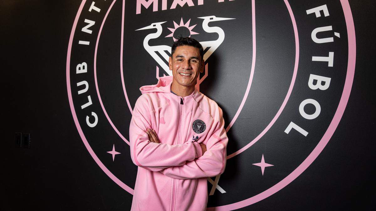 Goalkeeper Oscar Ustari, a friend and former teammate of Lionel Messi, re-signed with Inter Miami. He was a backup to Drake Callender at the end of the 2024 season, replacing injured CJ Dos Santos.