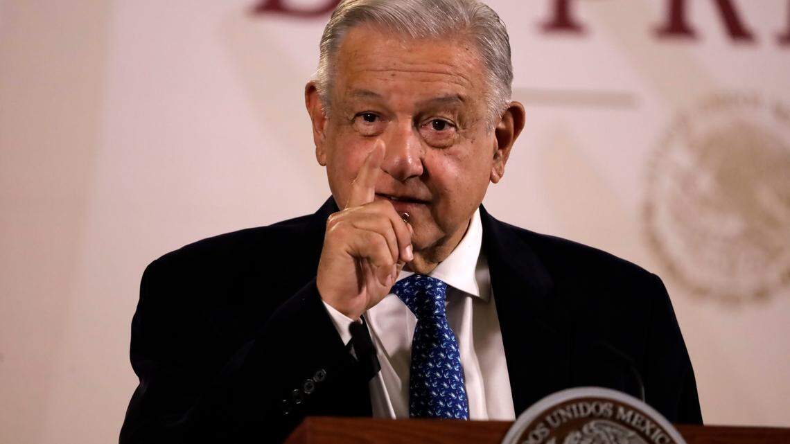 EL PRESIDENTE de México, Andrés Manuel López Obrador, gesticula mientras habla durante su conferencia informativa frente a los medios de comunicación en el Palacio Nacional. el 27 de marzo de 2024 en la Ciudad de México, México. (Foto de Luis Barrón/ Eyepix Group/Sipa USA)