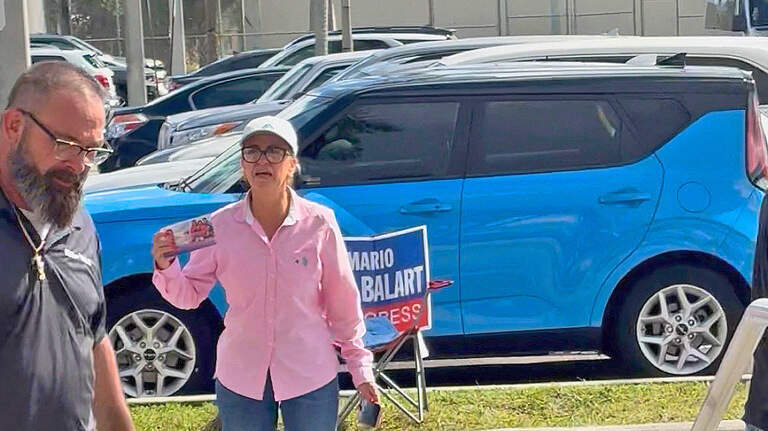 Asistente del alcalde de Hialeah hace campaña por un concejal. ¿Quién paga?