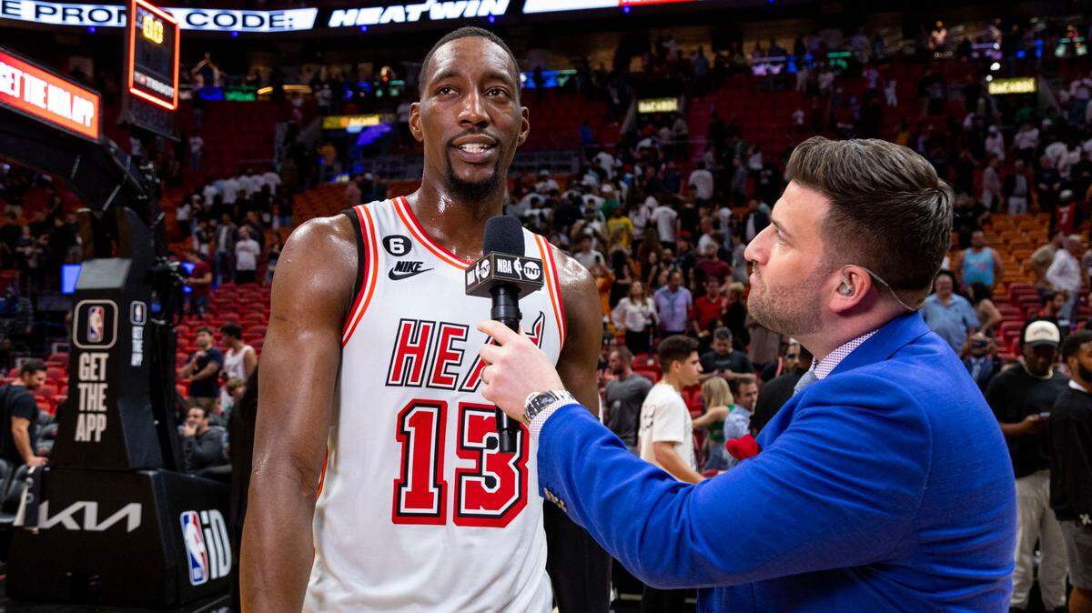El centro del Heat Bam Adebayo habla con la prensa luego de un partido contra los Celtics de Boston, el 24 de enero de 2023 en Miami.