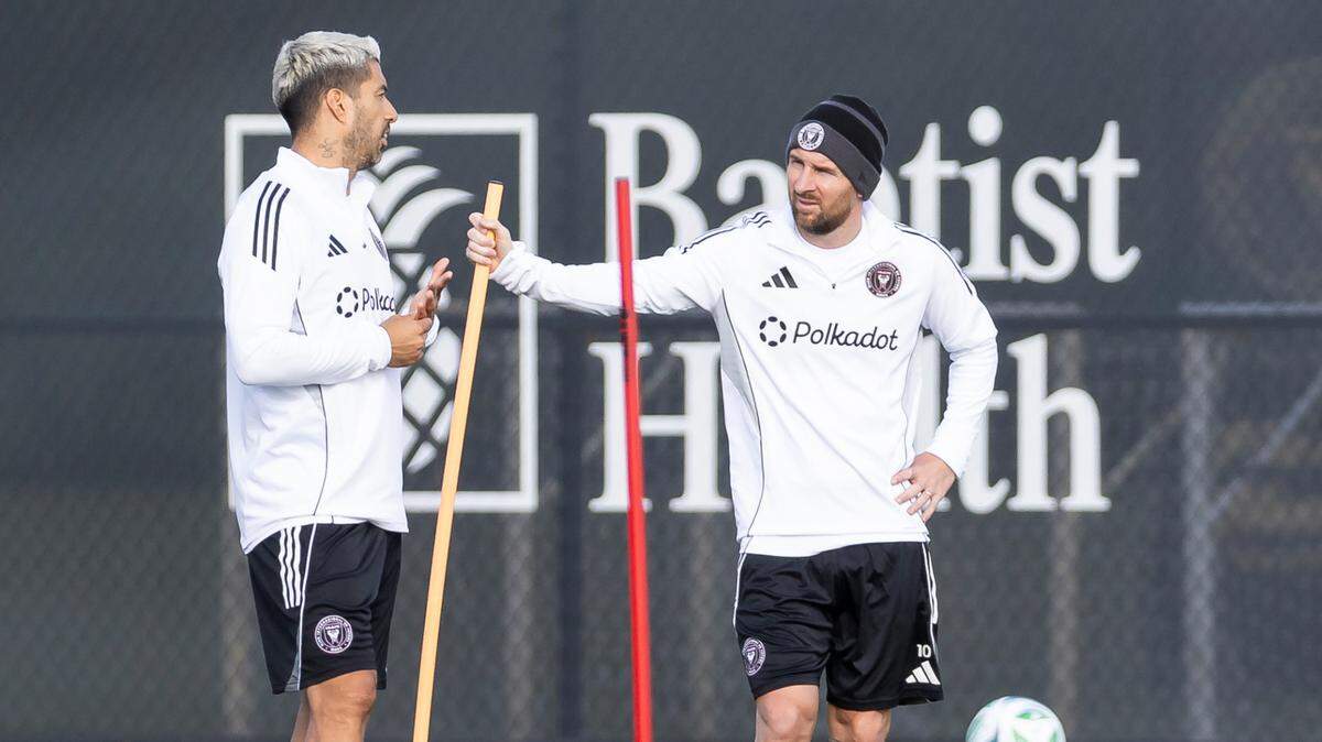 Los delanteros del Inter de Miami Lionel Messi (der.) y Luis Suárez trabajan en la práctica del equipo en el Florida Blue Training Center, el 13 de enero de 2025, en Fort Lauderdale, Florida.