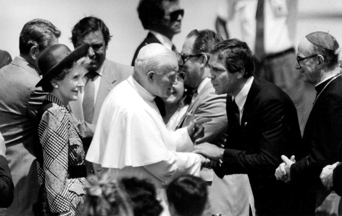 Pope John Paul II shakes hands with Miami Mayor Xavier Suarez at Miami International Airport.
