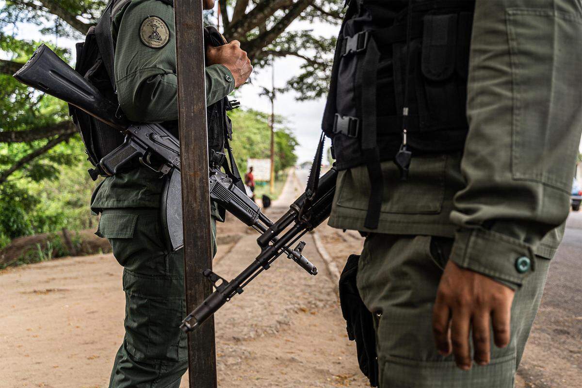 Soldados en un punto de control a la entrada de Tumeremo, un poblado que se ha convertido en la sede de las minas cercanas. El gobernante Nicolás Maduro ha encontrado en las minas ilegales de oro una fuente importante de fondos para mantener la lealtad de sus fuerzas armadas.