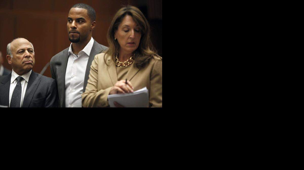El exastro de la NFL Darren Sharper (centro) en una corte en Los Angeles con sus abogados Leonard Levine (izq.) y Blair Berke, el 14 de febrero del 2014.
