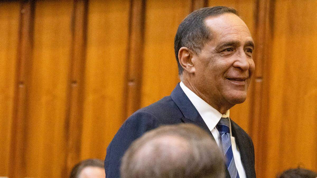 El ex comisionado miamense  Joe Martínez, que ha sido acusado de corrupción pública, anunció que se postulará a la jefatura de Policía del Miami-Dade, el martes por la mañana en las escalinatas del edificio de tribunales.