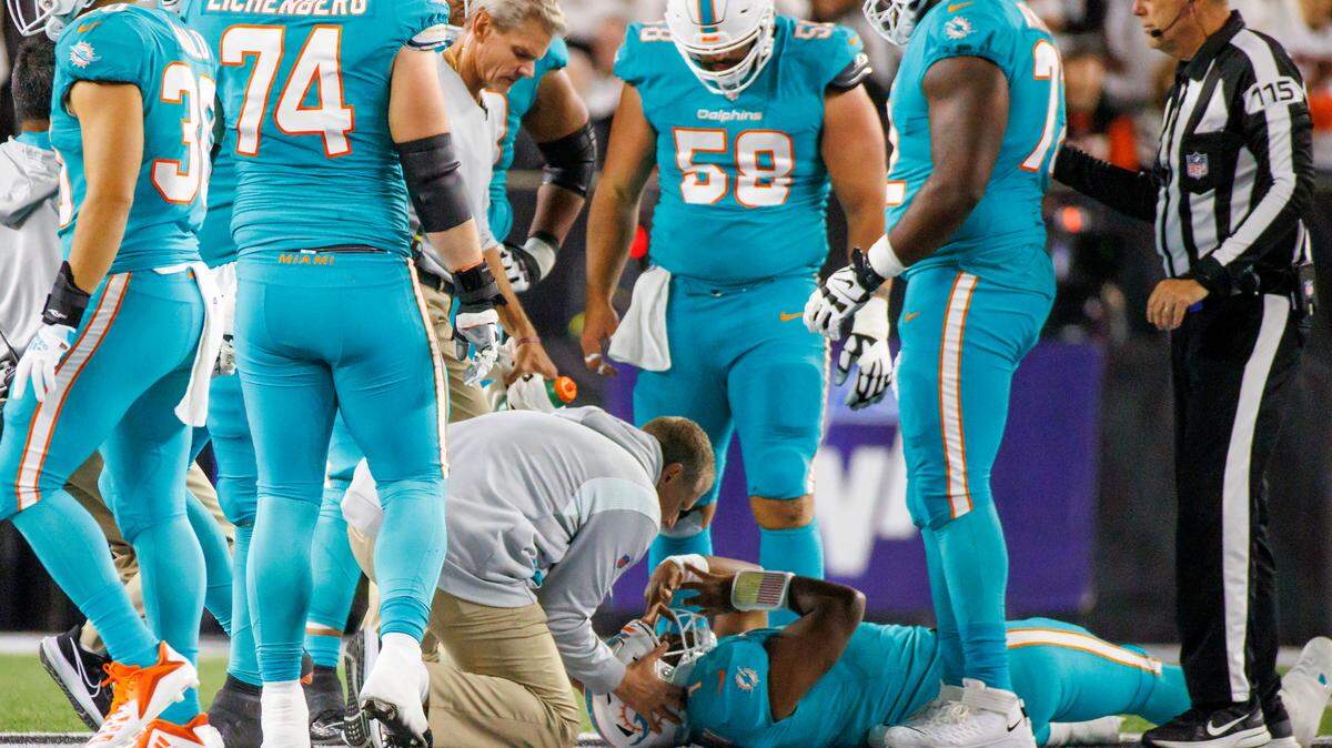 El quarterback de los Dolphins, Tua Tagovailoa es atendido por el personal médico después de haber sido derribado por el tackle defensivo de los Bengals, Josh Tupou, en el segundo cuarto del partido celebrado en el Paycor Stadium, el 29 de septiembre de 2022 en Cincinnati, Ohio.