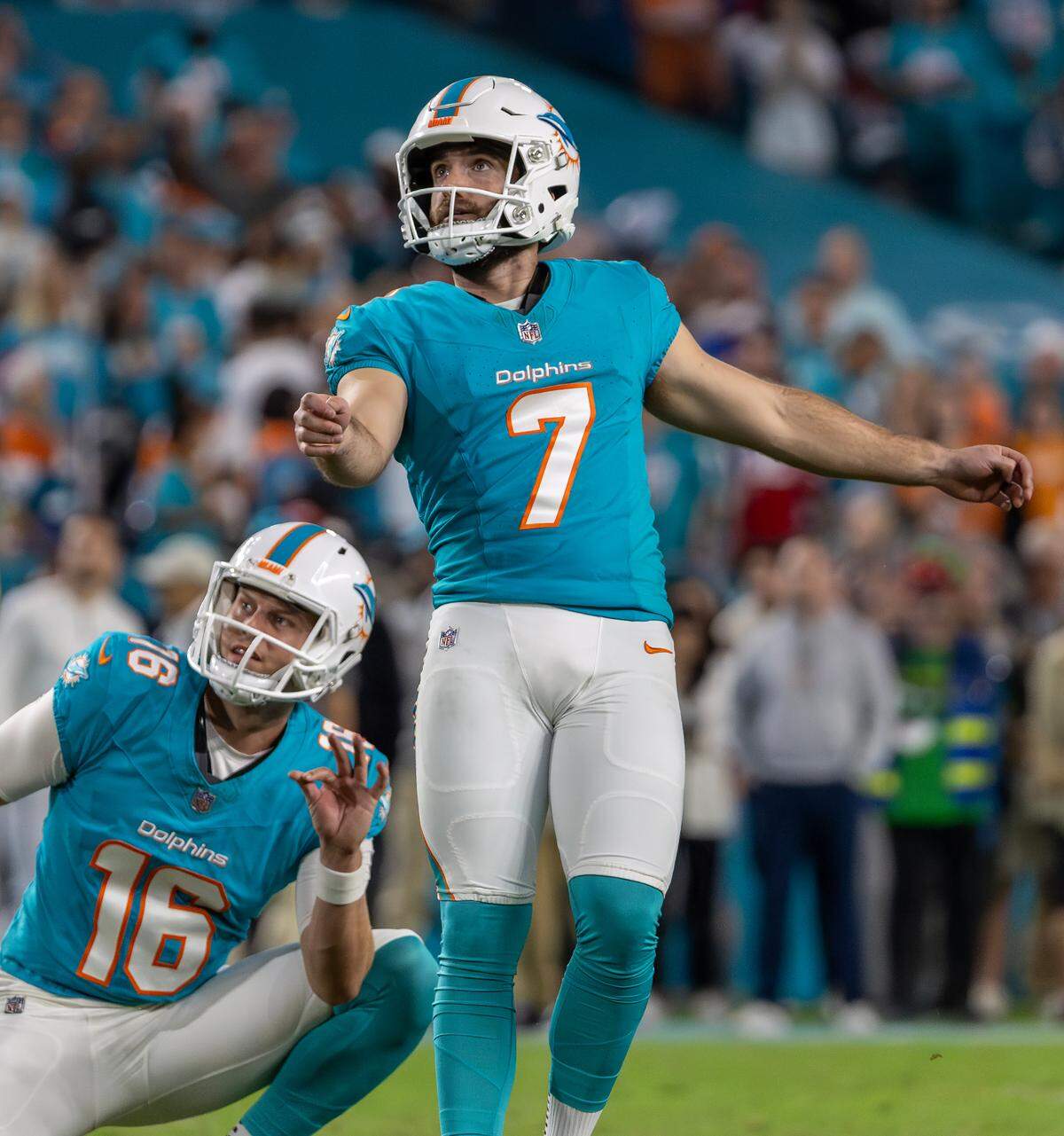 El kicker de los Dolphins, Jason Sanders, patea el ovoide en el partido ante los 49ers de San Francisco, celebrado el 22 de diciembre de 2024 en el Hard Rock Stadium, en Miami Gardens, Florida.