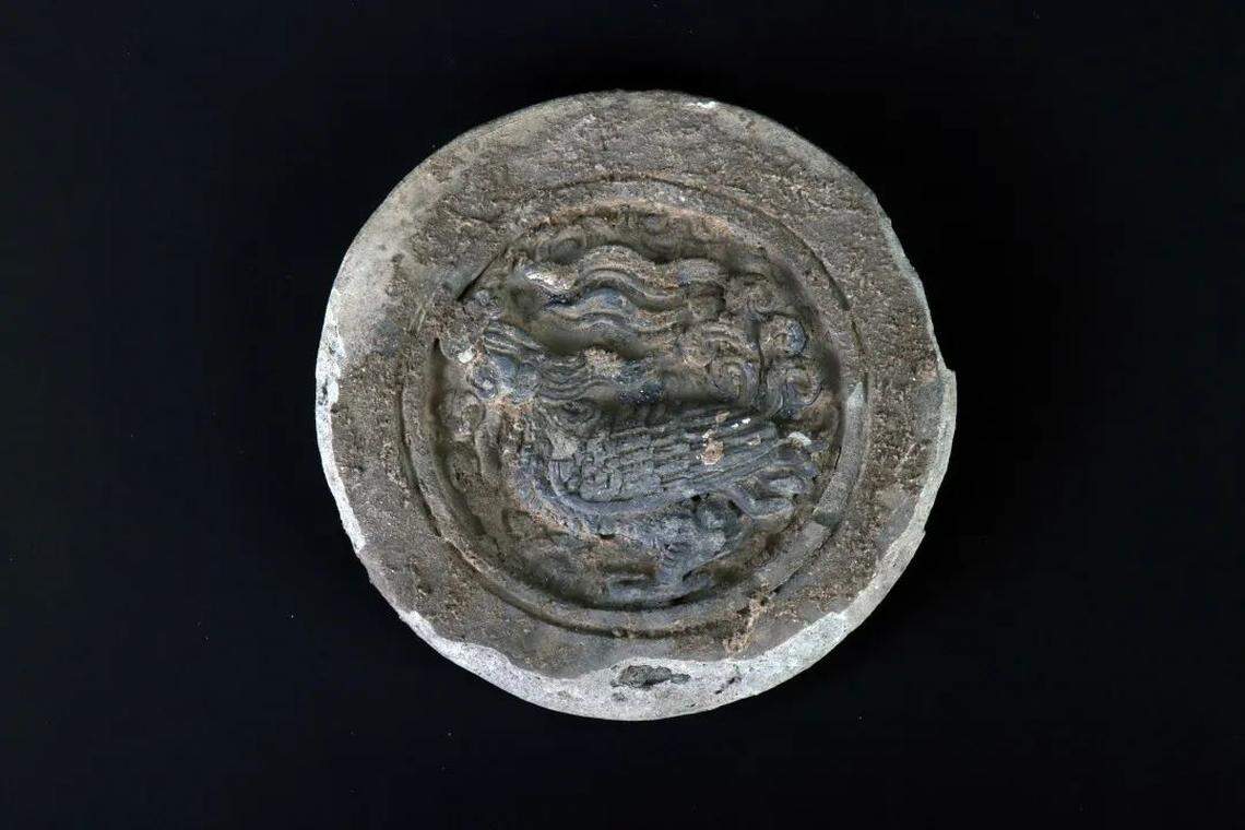 A tile with a phoenix pattern .