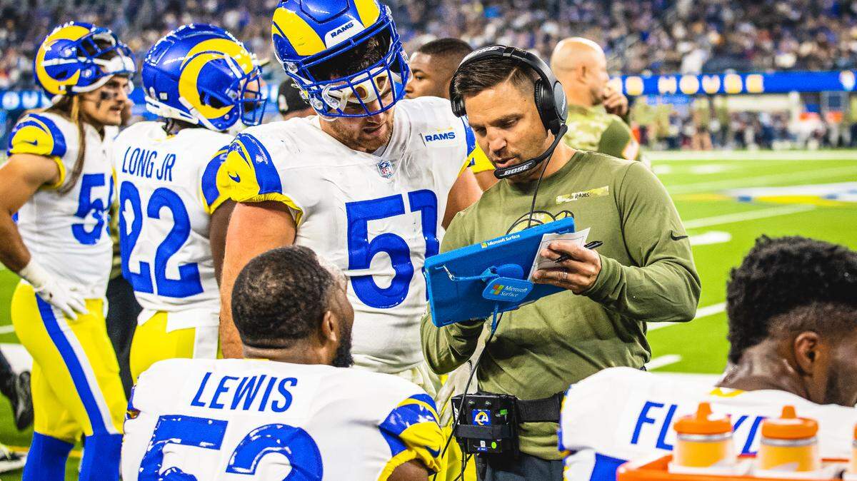 Linebackers coach Chris Shula of the Los Angeles Rams coaches against the Tennessee Titans in an NFL game, Sunday, November 7, 2021, in Inglewood, CA. (Jeff Lewis/LA Rams)