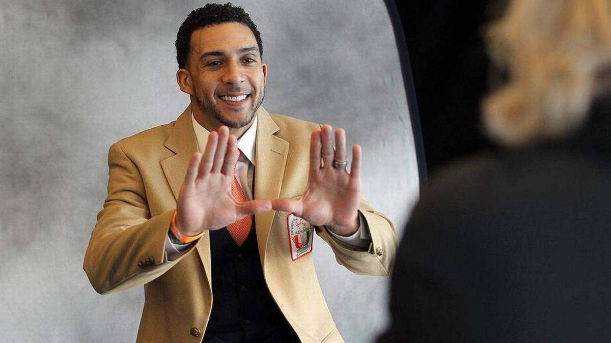 Kellen Winslow Jr. poses for a photo at the University of Miami Sports Hall of Fame induction ceremony on March 31, 2016.