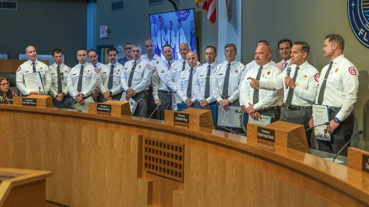 El jefe de City of Miami Fire-Rescue, Robert Hevia (segundo desde la derecha), habla mientras los miembros de su departamento que se desplegaron como parte de Florida Task Force 2, sirviendo en USA-11 en apoyo de la respuesta internacional de búsqueda y rescate urbano tras los devastadores terremotos gemelos de Venezuela, fueron reconocidos por la alcaldesa Eileen Higgins y la Comisión de la Ciudad por su trabajo representando a Miami, durante una sesión de la Comisión, en el Ayuntamiento, el jueves 09 de julio de 2026.
